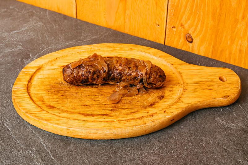 Andouillette grillée aux oignons confits