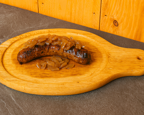 Saucisse grillée aux oignons confits