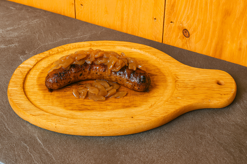 Saucisse grillée aux oignons confits